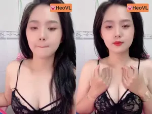 Tình nhân răng khểnh khoe củ khoải tròn trắng