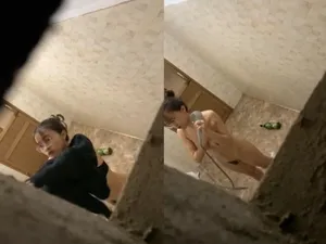 Quay lén bạn gái vú ngon tắm, khe lỗ lồn chảy nước ròng ròng