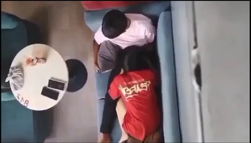 Quay lén nhân tình bú bú cho cô bạn gái nơi công cộng