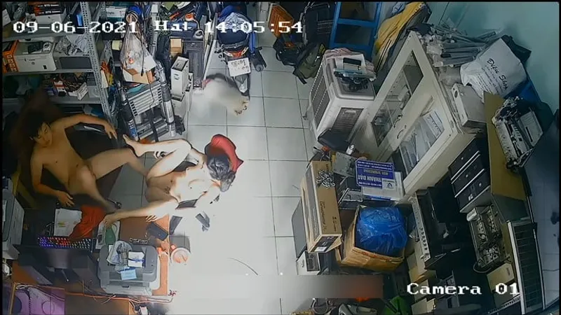 Vợ yêu ông chồng địt nhau trong của hàng máy tính